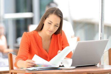 Bir kahve dükkanında çalışan ciddi girişimci