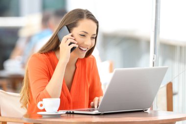 Kadın telefon müşteri hizmetleri ile söz