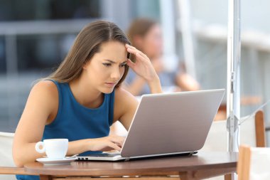 Çift okuma satır içerik bir barda endişeli