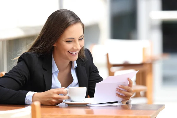 Empresária lendo uma carta em um café — Fotografia de Stock