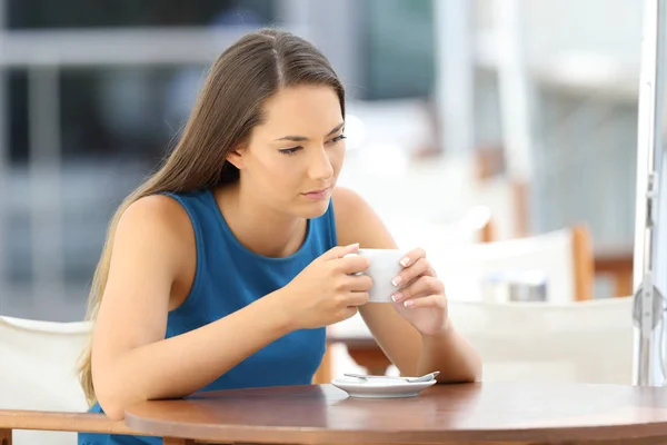Желание задумчивой женщины в кофейне — стоковое фото