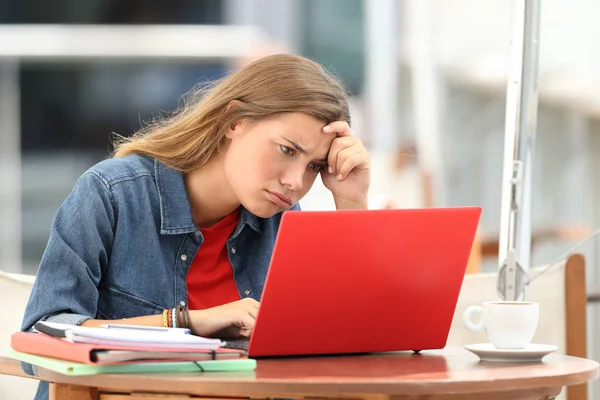 Sinirli öğrenci çizgi tutorials anlamaya çalışan