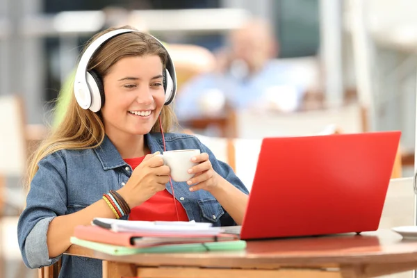 Figyeli a média egy laptop, egy bárban nyugodt tanuló — Stock Fotó