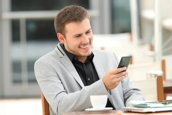 Manager liest Online-Inhalte in einem Mobiltelefon — Stockfoto