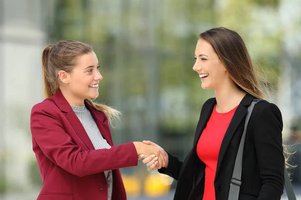 Dva manažeři setkání a metoda handshaking na ulici — Stock fotografie