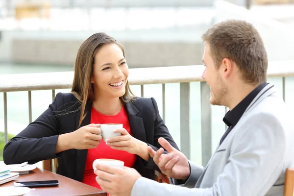 Bir kahve molası sırasında konuşurken iki yöneticileri — Stok fotoğraf