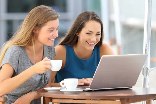 Két barátok figyeli a média elégedett-ban egy laptop, egy bárban — Stock Fotó