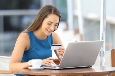 Mutlu alıcı bir barda satırındaki alış