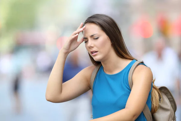 Femme souffrant de maux de tête en plein air dans la rue — Photo