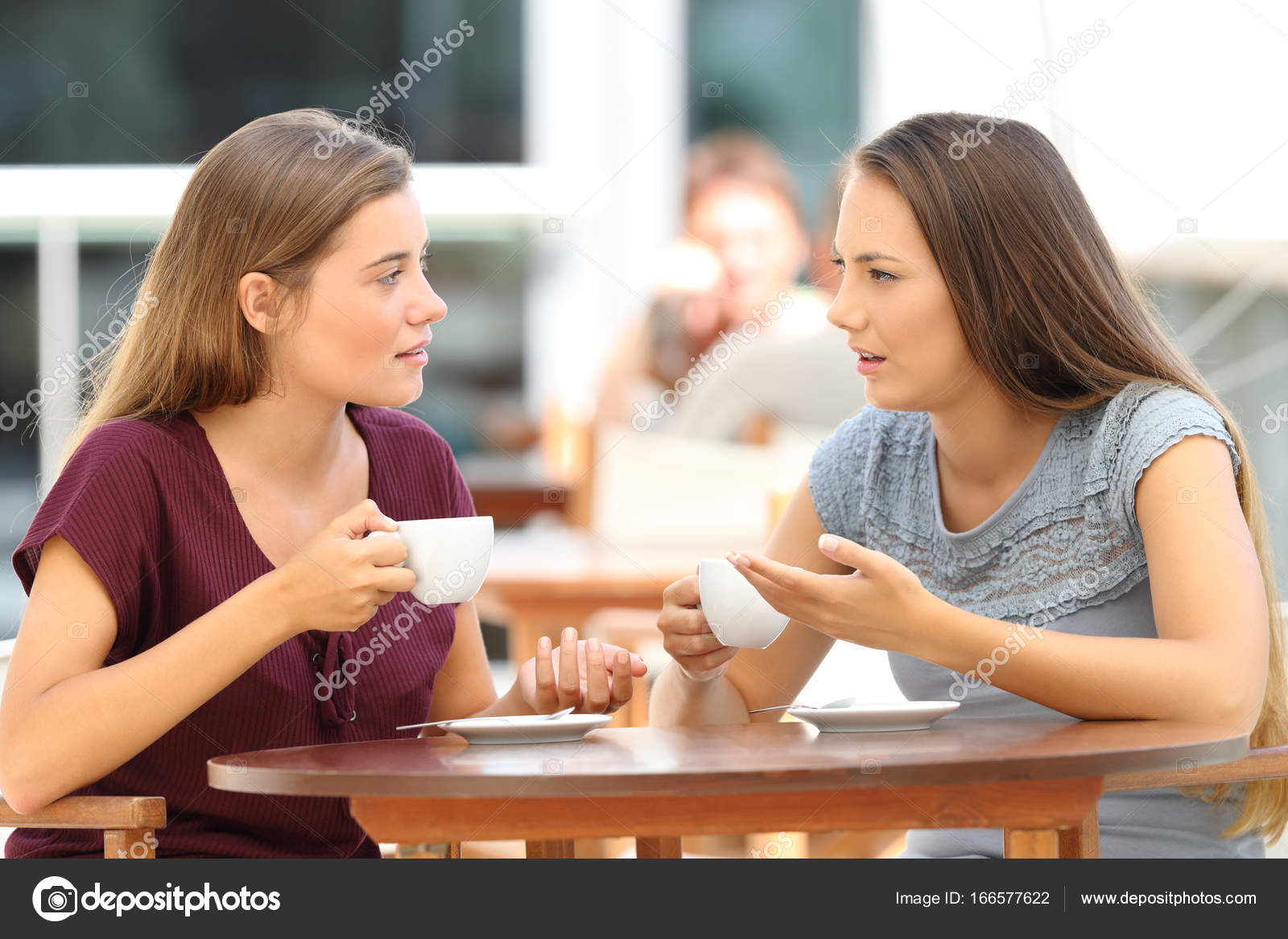 Подруги общаются. Talking about problems. Talking about problems. Talking about problems. Подростки и родители.