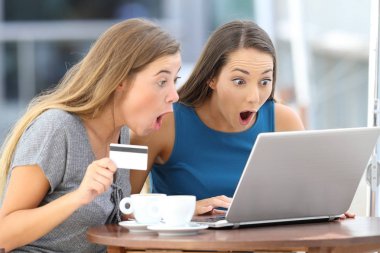 Şaşırmış gibi arkadaş barda satırındaki alış