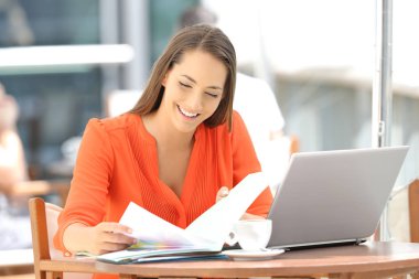 Girişimci çalışma okuma belgeleri bir barda