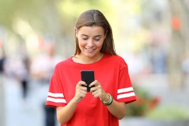 Bir akıllı telefon kullanan bir genç önden görünümü