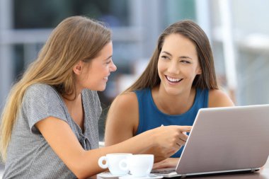 Satır içeriğine hakkında konuşan iki mutlu arkadaşlar