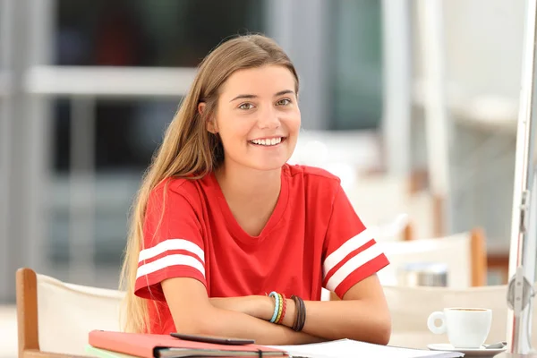 Glückliche Studentin posiert auf Restaurantterrasse — Stockfoto