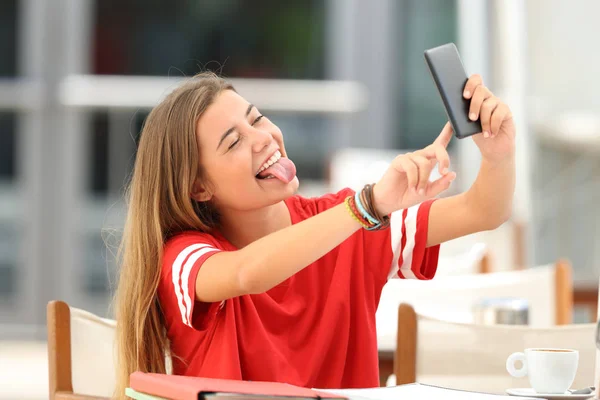 Estudante tomando selfie em uma cafeteria — Fotografia de Stock