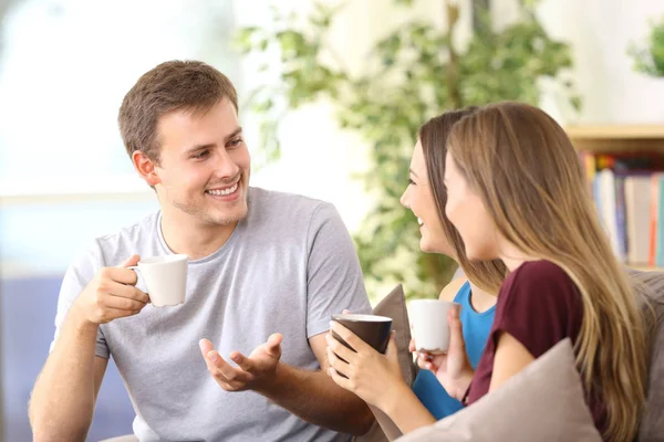 Evde konuşan üç neşeli arkadaşlar