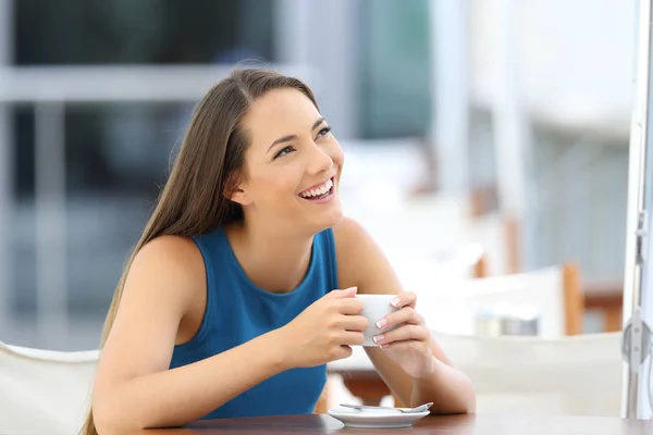 Bir kahve dükkanında daydreaming kadın — Stok fotoğraf