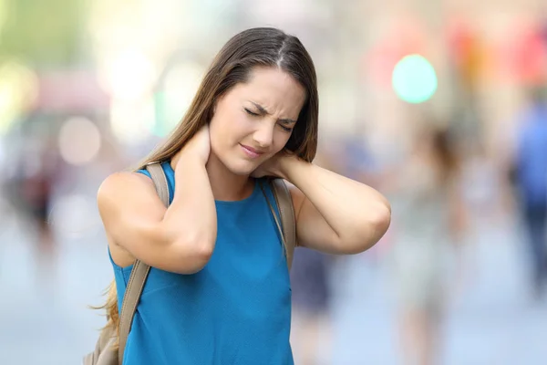 Mujer sufriendo dolor de cuello en la calle — Foto de Stock