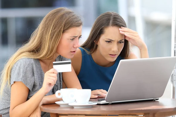 Besorgte Frauen haben Probleme beim Online-Kauf — Stockfoto