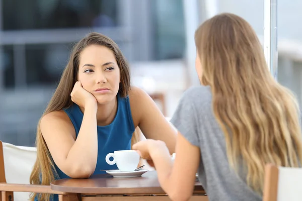 Uttråkad tjej lyssnande en dålig konversation — Stockfoto