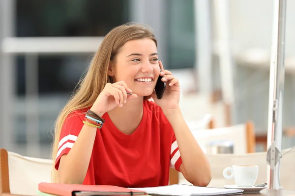 Upřímný student dívka mluví o telefonu v baru — Stock fotografie