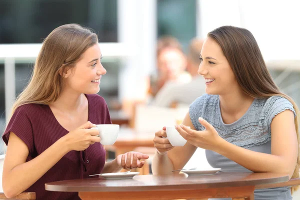 Gelukkige vrienden met een gesprek in een bar — Stockfoto