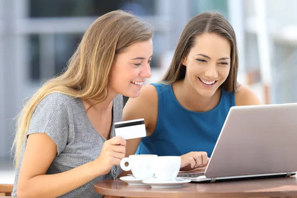 Amigos felizes pagando on-line em um bar — Fotografia de Stock