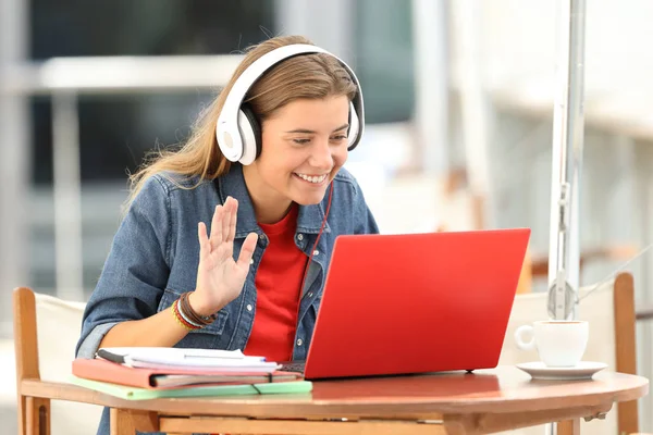 Glücklicher Student bei einer Videokonferenz in einer Bar — Stockfoto