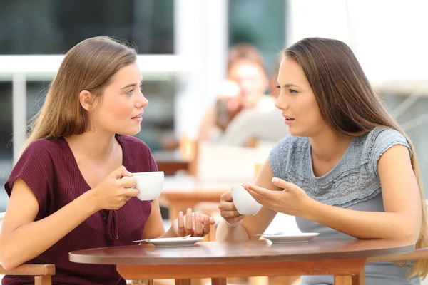 Allvarlig vänner talar i en restaurang — Stockfoto