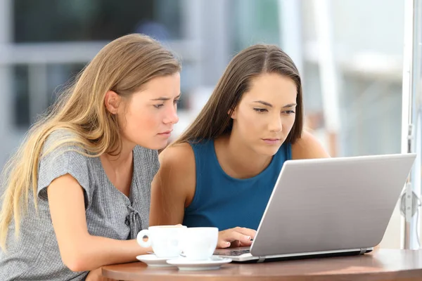 Ciddi arkadaş medya içeriği satırındaki izlerken