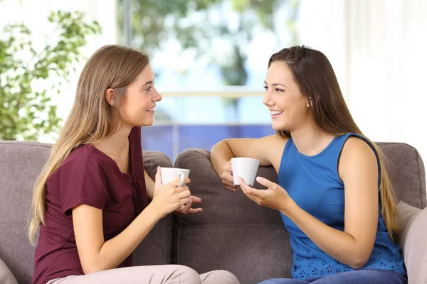 Dwie dziewczyny rozmowy i picia w domu — Zdjęcie stockowe