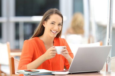 Mutlu girişimci bir barda kamera bakıyor