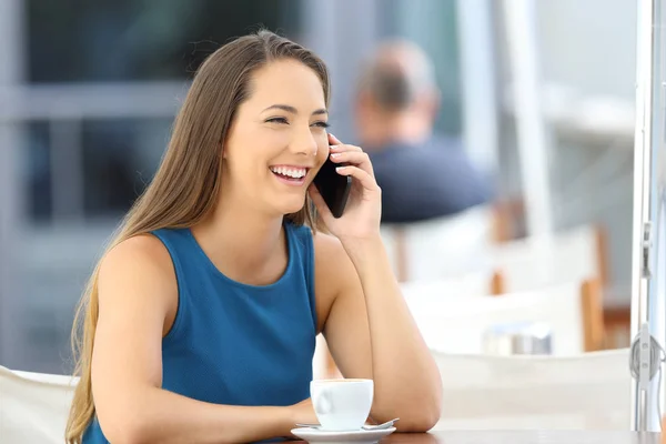 Mulher tendo uma conversa telefônica em um bar — Fotografia de Stock