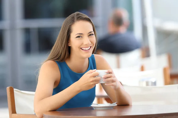 Mujer posando mirándote en una cafetería — Foto de Stock