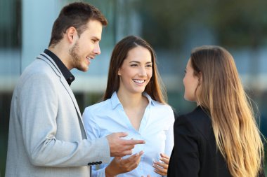 Üç yöneticiler konuşmak sokaklarda