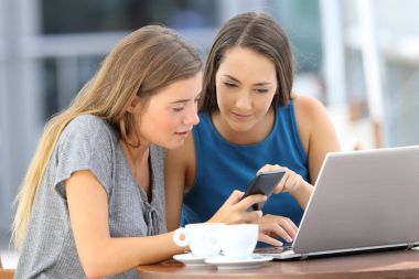 İki arkadaş bir telefon hattı bilgi paylaşımı