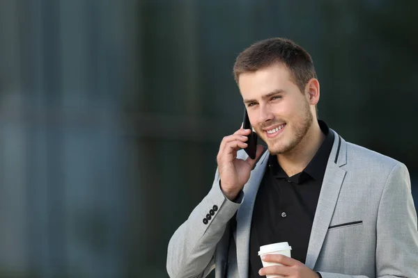 Esecutivo parlando in una telefonata per strada — Foto Stock