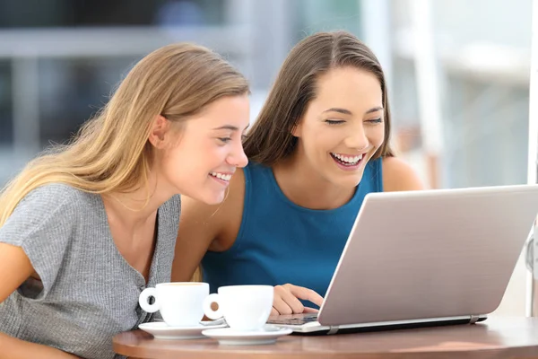 Dos amigos riendo wathing en línea contenido — Foto de Stock