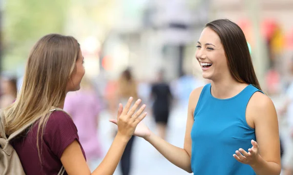 Two happy friends meeting on the street — Stock Photo, Image