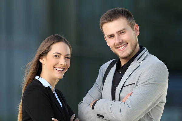 Couple of executives posing on the street — Stock Photo, Image