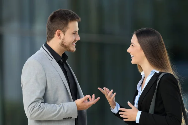 Couple of executives talking on the street — Stock Photo, Image