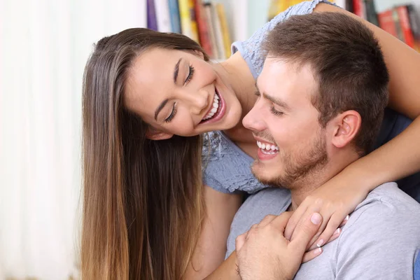 Szczęśliwa para w miłość, flirt w domu — Zdjęcie stockowe