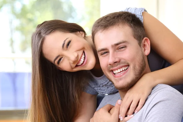 自宅で完璧な歯で笑顔幸せなカップル — ストック写真