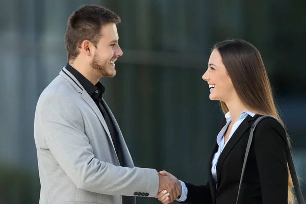 Happy executives meeting and handshaking on the street — Stock Photo, Image