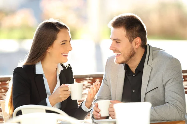 Dwóch kierownictwo rozmowy podczas cofee break w barze — Zdjęcie stockowe