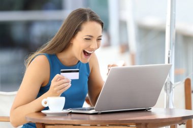 Heyecanlı kadın hatta kredi kartı ile ödeme