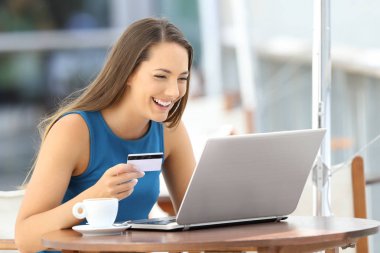 Mutlu kadın hatta kredi kartı ile ödeme