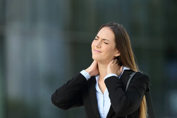 Ejecutivo sufriendo dolor de cuello en la calle —  Fotos de Stock