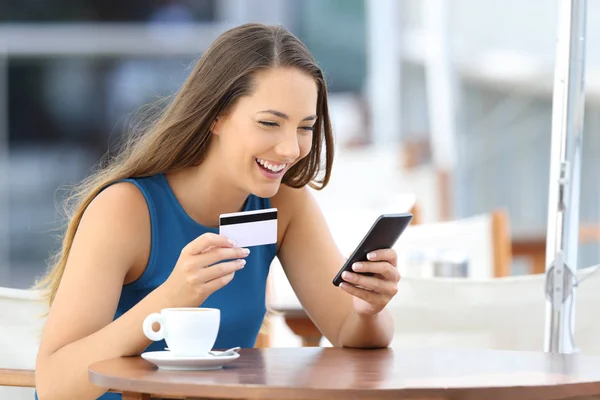 Lycklig kvinna att köpa på rad med en smart telefon — Stockfoto